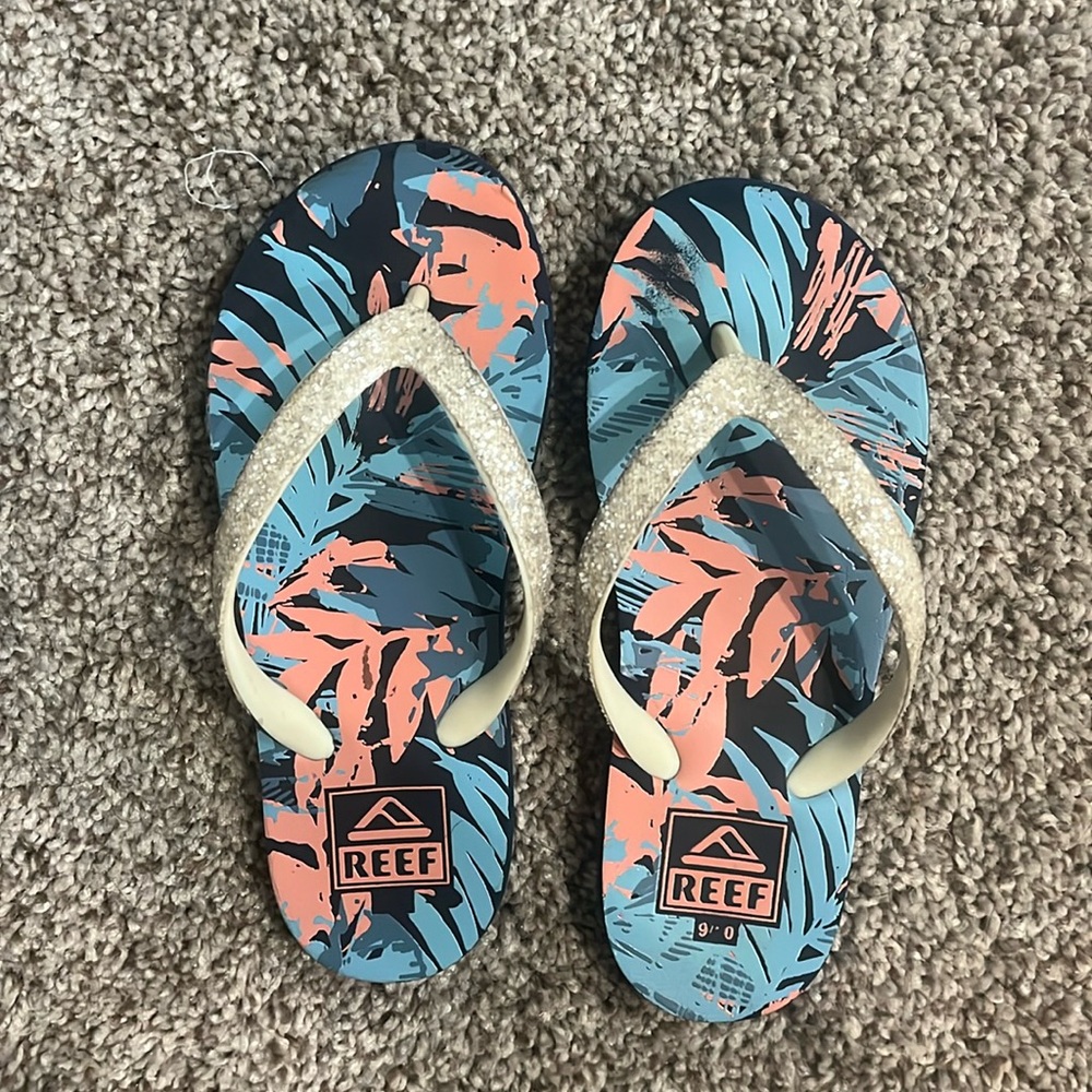 Pre-loved Girls REEF flip flops - tropical print with sparkle straps - size 9/10